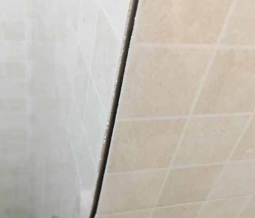 兴庆瓷砖空鼓维修公司分享阳台瓷砖脱落的修复过程可以分为以下几个步骤