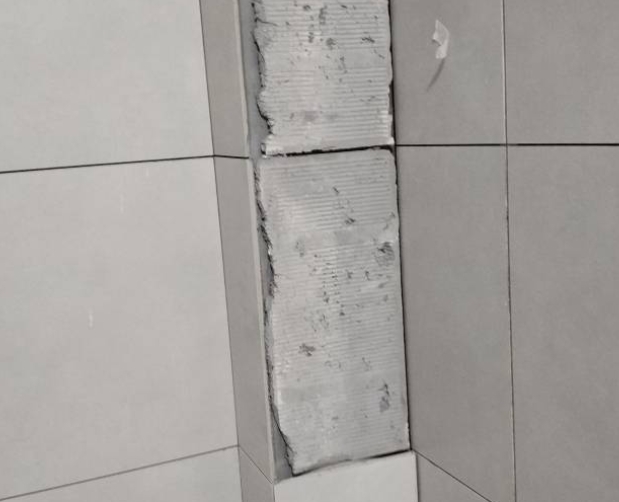 兴庆瓷砖空鼓维修公司分享下瓷砖施工前基层浇水润湿程度不足，可能导致以下问题