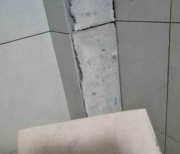 兴庆瓷砖空鼓维修公司分享下厨房瓷砖脱落的补救措施。